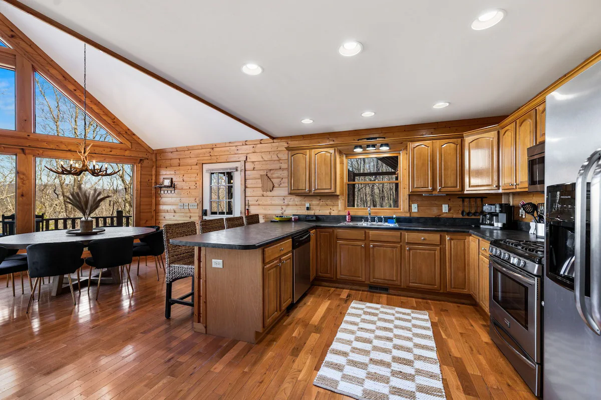 Sky Reach Cabin in Ellijay, Georgia — cabin rental photo 3